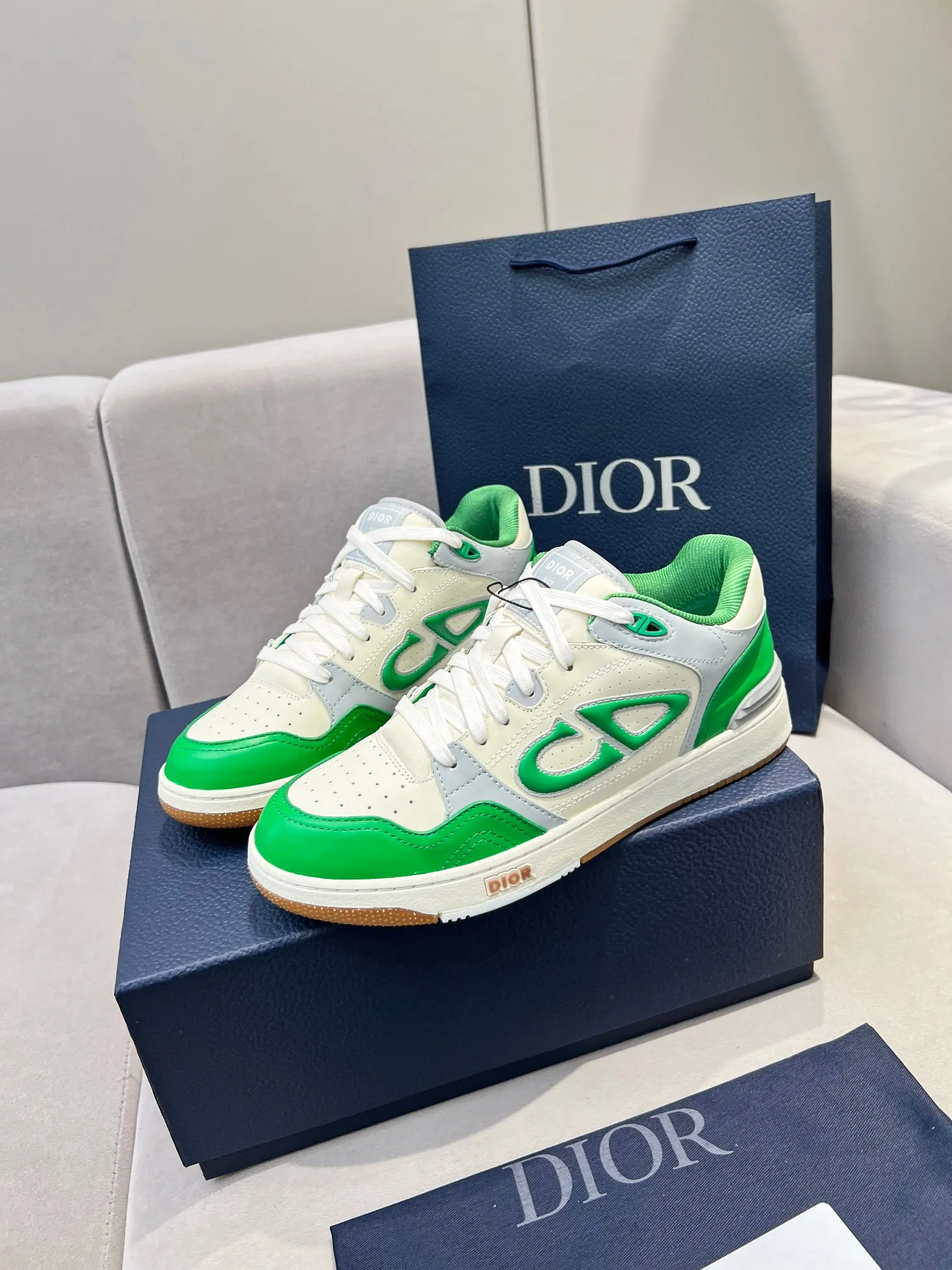 Men's Men's Shoes 💰600 Dior DiorB57 top version of low-top sneakers! ! ! Green with beige smooth first-layer cowhide, fully oiled edges, T men's shoes 💰U outsole.  The 2024 autumn men's wear series has made a wonderful debut, a new classic item launched by Dior. Crafted from smooth first-grain cow leather in vibrant green and beige, it's accented with tonal Oblique embossed labels on the sides. The distinctive laces of the same color match the color of the shoe body, and the opening and closing are decorated with various classic details on the tongue, sole and back side to enhance the style. The eyelet details, upper stitching and heel strip panels of the same color highlight the dynamic charm of its sports style. Exclusive two-color molded T men's shoes 💰U outsole is light, comfortable, non-slip and wear-resistant, the mesh lining and feet are customized with original colors, soft and breathable. Exquisite production technology highlights the grade, and can be matched with all kinds of clothing to create a refined look.